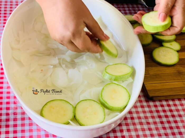 Rulouri de pui cu legume si prosciutto rulouri piept pui cu legume reteta gina bradea 5 700x525 - Rulouri de pui cu legume si prosciutto