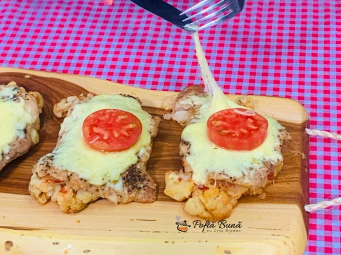 Conopida la cuptor cu cotlet de porc si mozzarella