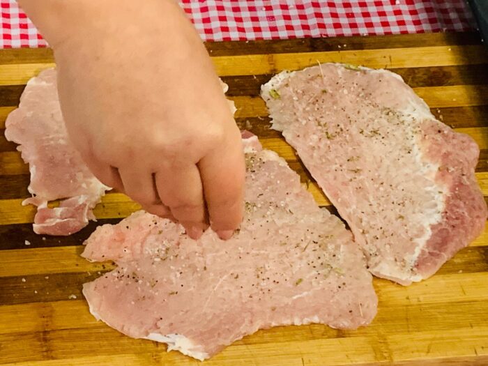 conopida mozzarella cotlet la cuptor reteta gina bradea 9 700x525 - Conopida la cuptor cu cotlet de porc si mozzarella