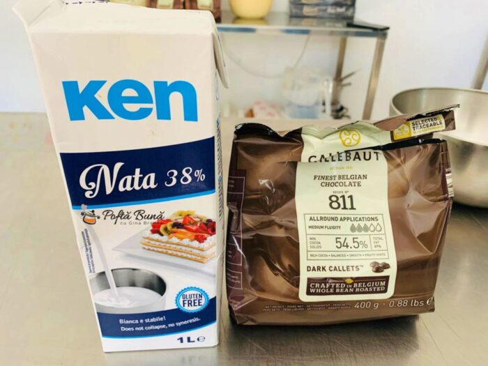 Crema ganache de ciocolata neagra Crema ganache de ciocolata neagra
