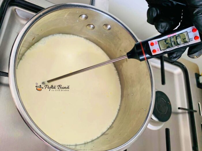 Crema ganache de ciocolata neagra crema ganache ciocolata neagra reteta gina bradea 2 700x525 - Crema ganache de ciocolata neagra