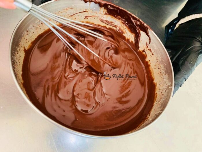 Crema ganache de ciocolata neagra Crema ganache de ciocolata neagra