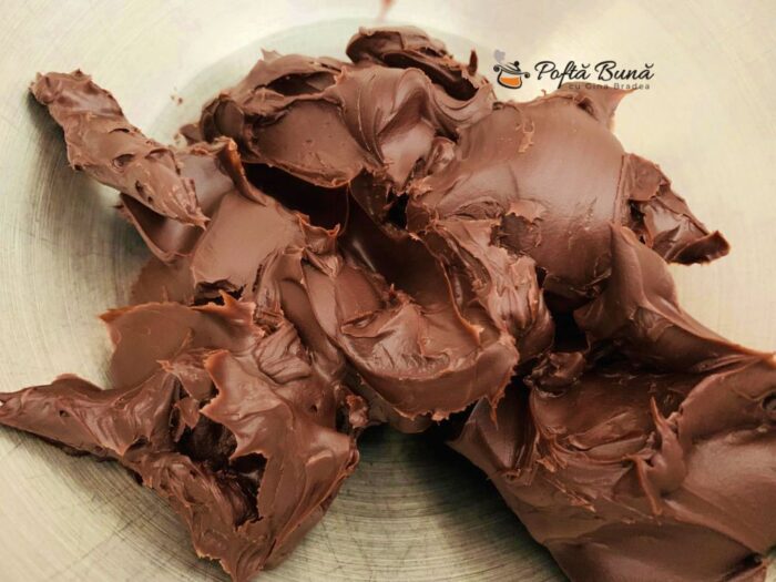 Crema ganache de ciocolata neagra Crema ganache de ciocolata neagra