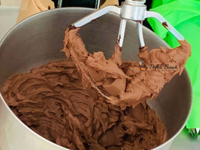 Crema ganache de ciocolata neagra Crema ganache de ciocolata neagra
