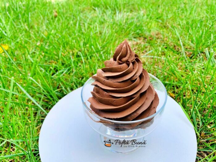 Crema ganache de ciocolata neagra Crema ganache de ciocolata neagra