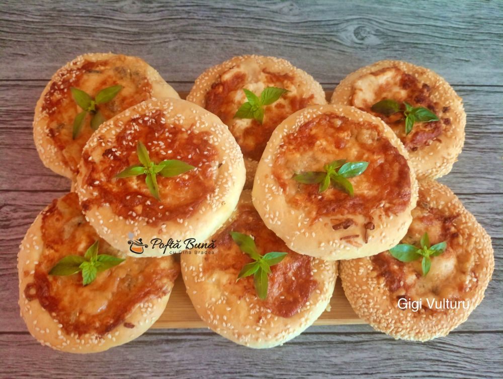 Mini pizza cu patru tipuri de branza mini pizza patru tipuri branza pizza quattro formagii gina bradea 5 - Mini pizza cu patru tipuri de branza