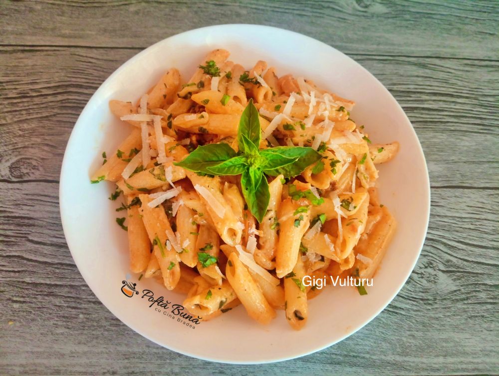 Paste cu sos de ceapa caramelizata