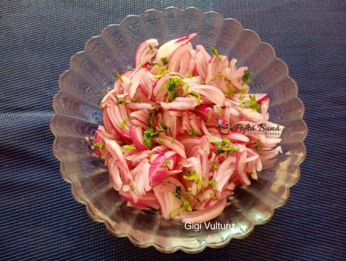 salata ceapa rosie reteta gina bradea 1 697x525 - Salata de ceapa rosie