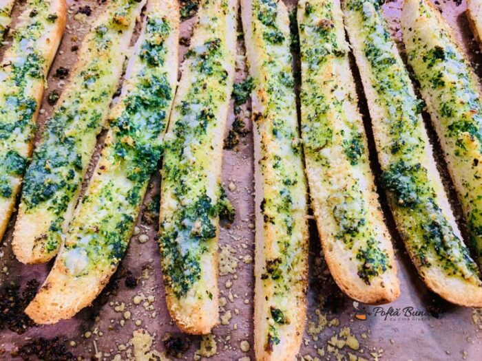 Minibaghete cu patrunjel, usturoi si parmezan Minibaghete cu patrunjel, usturoi si parmezan
