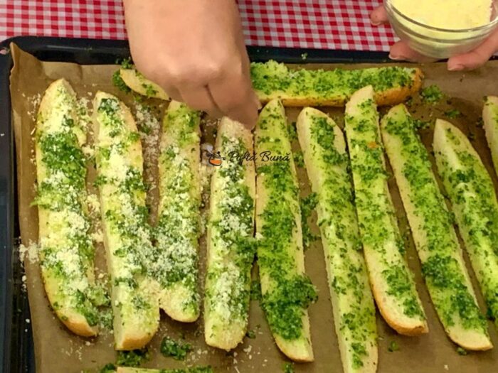 Minibaghete cu patrunjel, usturoi si parmezan Minibaghete cu patrunjel, usturoi si parmezan