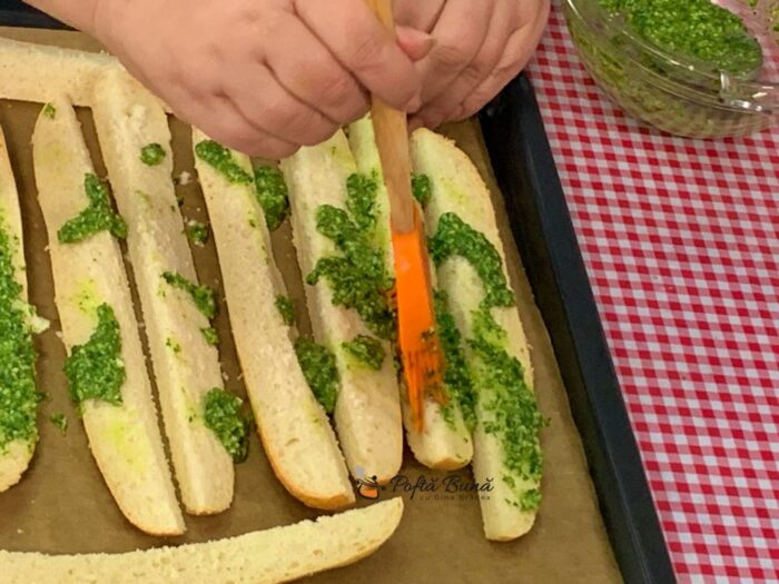 Minibaghete cu patrunjel, usturoi si parmezan minibaghete patrunjel parmezan reteta gina bradea 4 700x525 - Minibaghete cu patrunjel, usturoi si parmezan