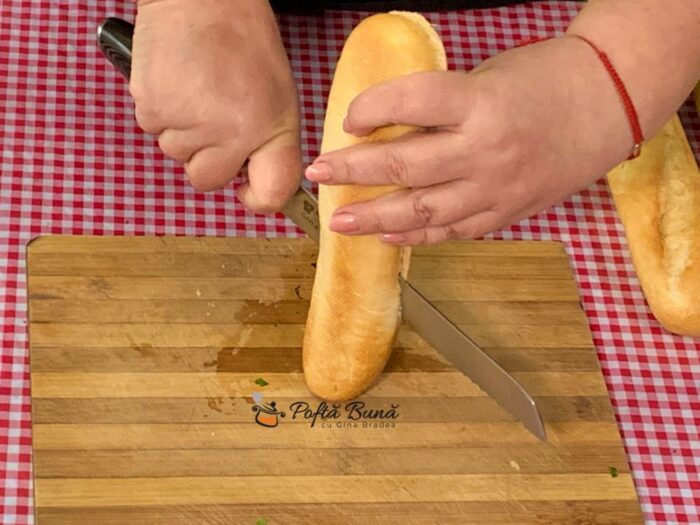 Minibaghete cu patrunjel, usturoi si parmezan minibaghete patrunjel parmezan reteta gina bradea 5 700x525 - Minibaghete cu patrunjel, usturoi si parmezan