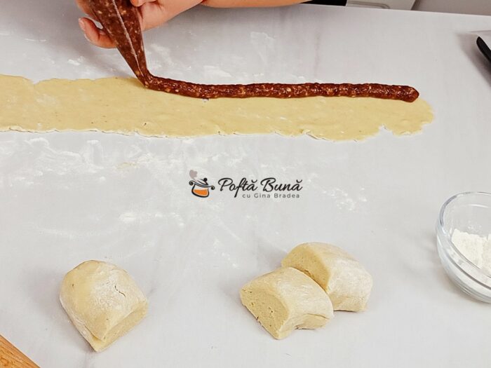 Cornulete fragede cu gem si nuca Cornulete fragede cu gem nuca untura smantana reteta gina bradea 10 700x525 - Cornulete fragede cu gem si nuca