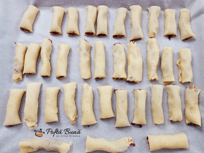 Cornulete fragede cu gem si nuca Cornulete fragede cu gem nuca untura smantana reteta gina bradea 11 700x525 - Cornulete fragede cu gem si nuca