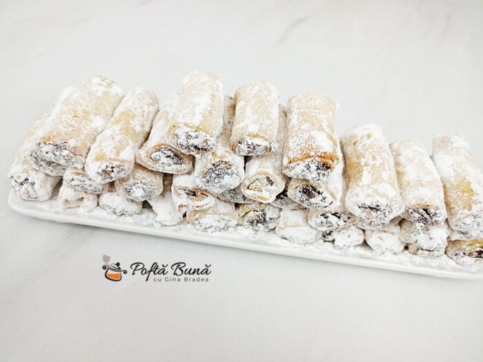 Cornulete fragede cu gem si nuca Cornulete fragede cu gem nuca untura smantana reteta gina bradea 12 700x525 - Cornulete fragede cu gem si nuca