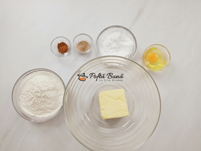 Cornulete fragede cu gem si nuca Cornulete fragede cu gem nuca untura smantana reteta gina bradea 2 700x525 - Cornulete fragede cu gem si nuca