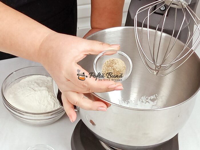 Cornulete fragede cu gem si nuca Cornulete fragede cu gem nuca untura smantana reteta gina bradea 3 700x525 - Cornulete fragede cu gem si nuca