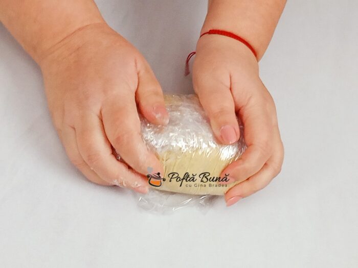 Cornulete fragede cu gem si nuca Cornulete fragede cu gem nuca untura smantana reteta gina bradea 5 700x525 - Cornulete fragede cu gem si nuca