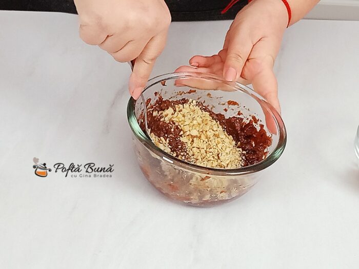 Cornulete fragede cu gem si nuca Cornulete fragede cu gem nuca untura smantana reteta gina bradea 6 700x525 - Cornulete fragede cu gem si nuca