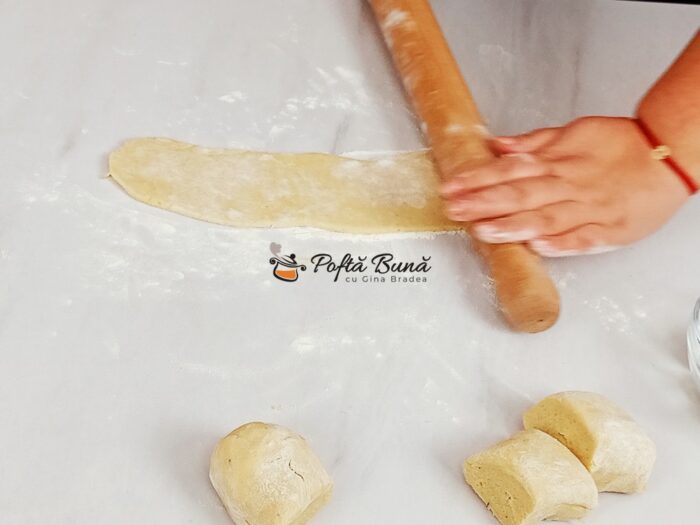 Cornulete fragede cu gem si nuca Cornulete fragede cu gem nuca untura smantana reteta gina bradea 9 700x525 - Cornulete fragede cu gem si nuca