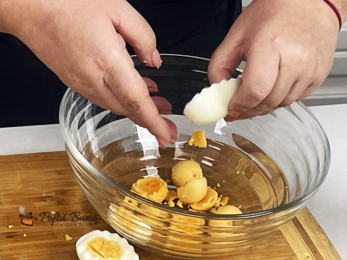 Oua umplute cu pate de ficat maioneza gina bradea 3 700x525 - Oua umplute cu pate de ficat