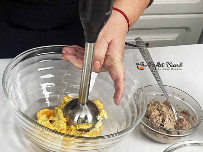 Oua umplute cu pate de ficat si maioneza