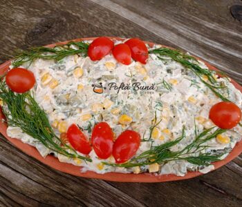Salata cu piept de pui, ciuperci, maioneza, porumb si castraveti