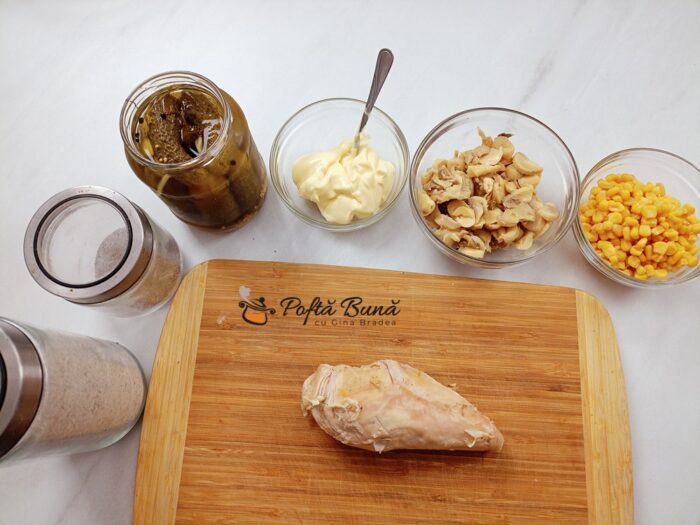 Salata cu piept de pui, ciuperci, maioneza Salata cu piept de pui ciuperci maioneza porumb si castraveti reteta gina bradea 2 700x525 - Salata cu piept de pui, ciuperci, maioneza