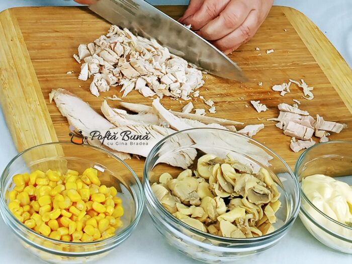 Salata cu piept de pui, ciuperci, maioneza Salata cu piept de pui ciuperci maioneza porumb si castraveti reteta gina bradea 3 700x525 - Salata cu piept de pui, ciuperci, maioneza