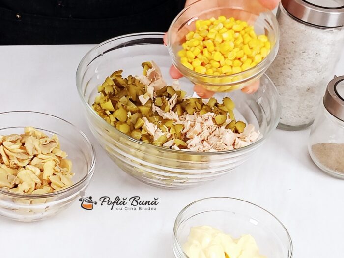 Salata cu piept de pui, ciuperci, maioneza, porumb si castraveti Salata cu piept de pui, ciuperci, maioneza, porumb si castraveti