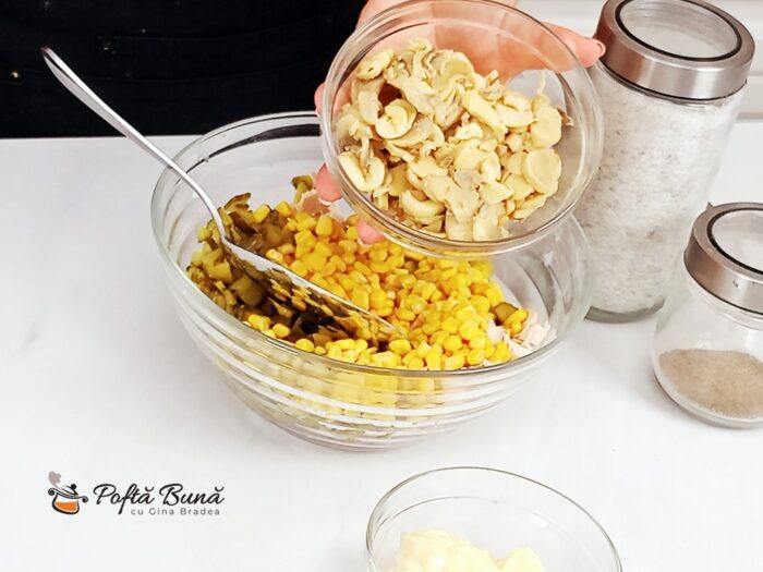 Salata cu piept de pui, ciuperci, maioneza Salata cu piept de pui ciuperci maioneza porumb si castraveti reteta gina bradea 6 700x525 - Salata cu piept de pui, ciuperci, maioneza