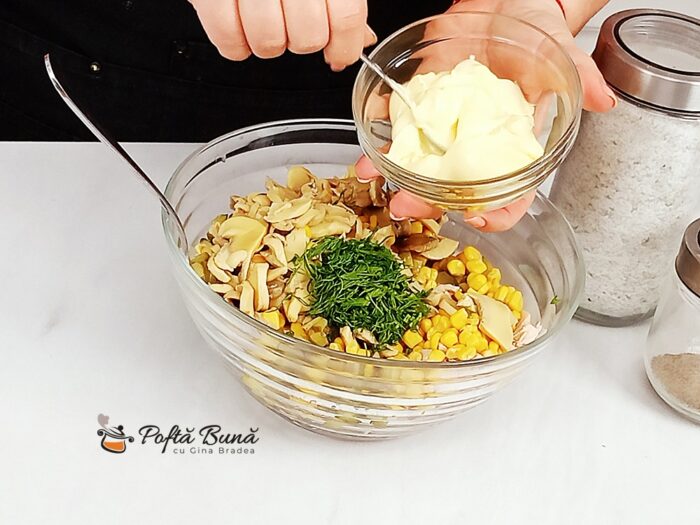 Salata cu piept de pui, ciuperci, maioneza, porumb si castraveti Salata cu piept de pui, ciuperci, maioneza, porumb si castraveti