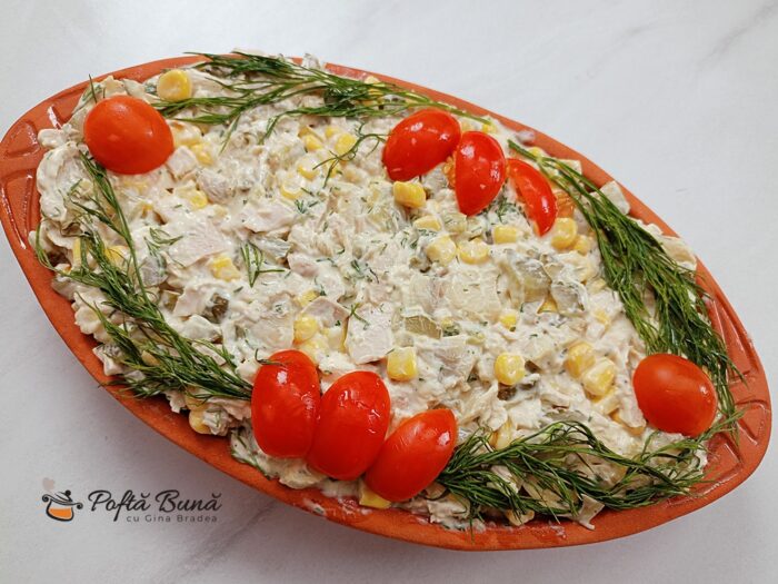 Salata cu piept de pui, ciuperci, maioneza, porumb si castraveti Salata cu piept de pui, ciuperci, maioneza, porumb si castraveti