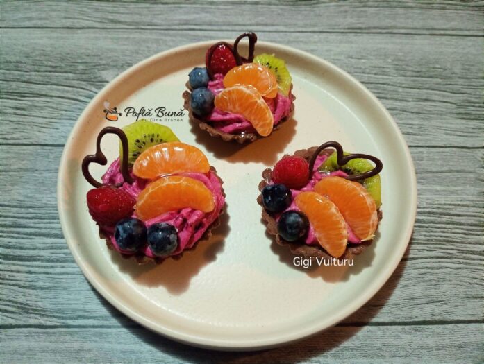 Mini tarte cu piersici din compot mini tarte fructe padure reteta gina bradea 5 697x525 - Mini tarte cu piersici din compot