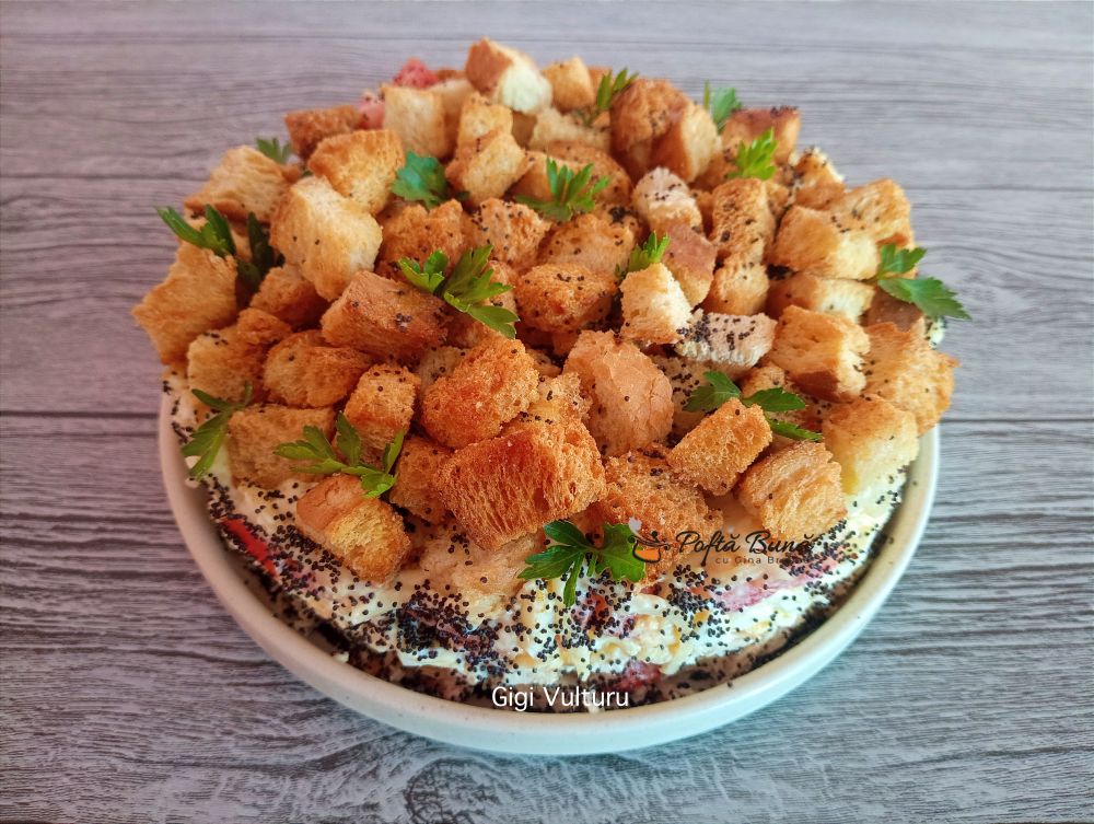 Salata cu piept de pui, oua, crutoane si mac Salata cu piept de pui, oua, crutoane si mac