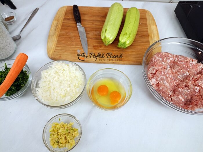 Chiftele la cuptor reteta cu carne de porc vita pui si dovlecei gina bradea 2 700x525 - Chiftele la cuptor reteta din carne si dovlecei
