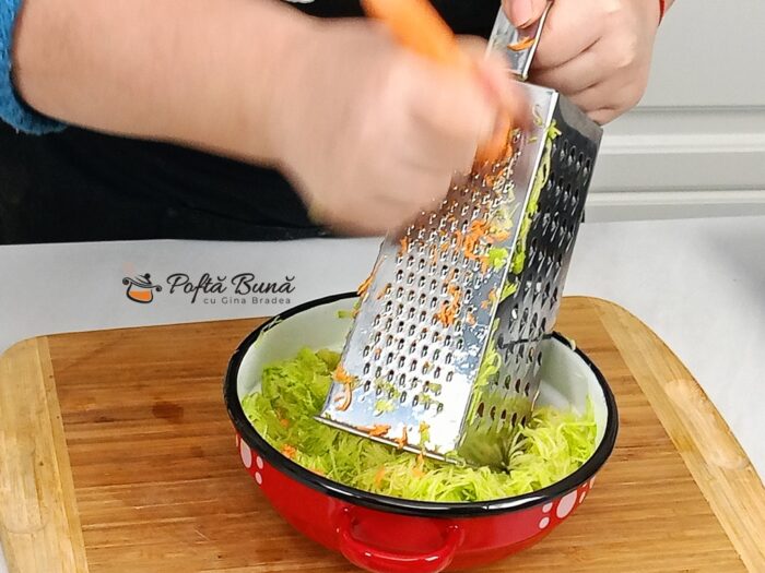 Chiftele la cuptor reteta cu carne de porc vita pui si dovlecei gina bradea 3 700x525 - Chiftele la cuptor reteta din carne si dovlecei