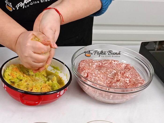 Chiftele la cuptor reteta cu carne de porc vita pui si dovlecei gina bradea 4 700x525 - Chiftele la cuptor reteta din carne si dovlecei