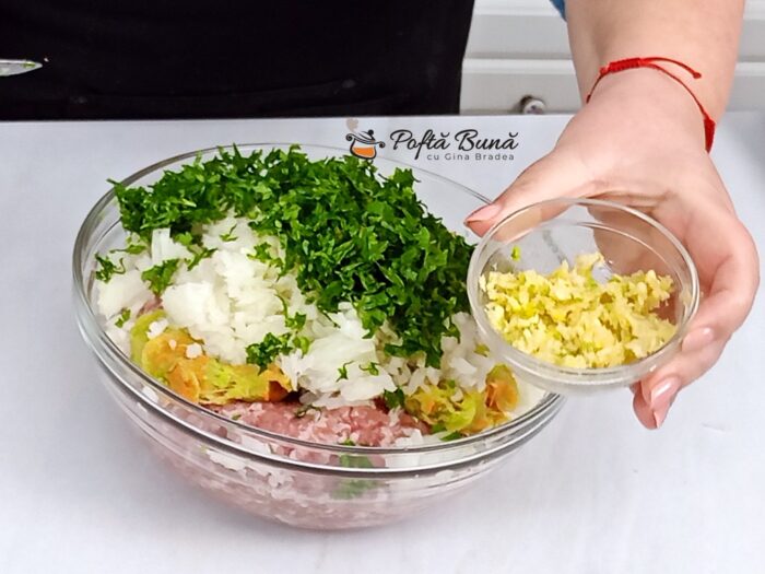 Chiftele la cuptor reteta cu carne de porc vita pui si dovlecei gina bradea 6 700x525 - Chiftele la cuptor reteta din carne si dovlecei