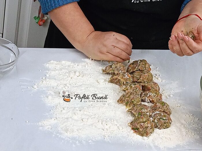 Chiftele la cuptor reteta cu carne de porc vita pui si dovlecei gina bradea 8 700x525 - Chiftele la cuptor reteta din carne si dovlecei