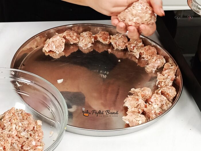 Ciorba de perisoare cu smantana si leustean tarhon reteta ardeleneasca gina bradea 11 700x525 - Ciorba de perisoare cu smantana