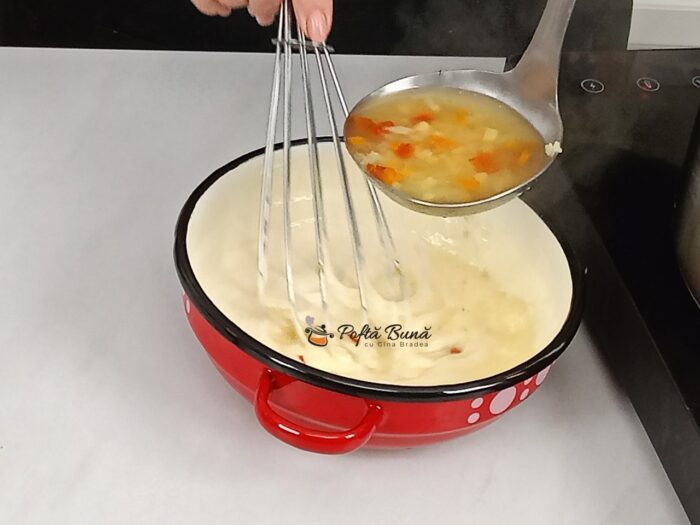 Ciorba de perisoare cu smantana si leustean tarhon reteta ardeleneasca gina bradea 14 700x525 - Ciorba de perisoare cu smantana