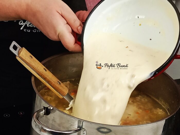 Ciorba de perisoare cu smantana si leustean tarhon reteta ardeleneasca gina bradea 15 700x525 - Ciorba de perisoare cu smantana