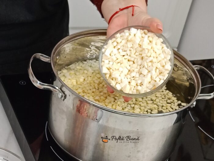 Ciorba de perisoare cu smantana si leustean tarhon reteta ardeleneasca gina bradea 4 700x525 - Ciorba de perisoare cu smantana