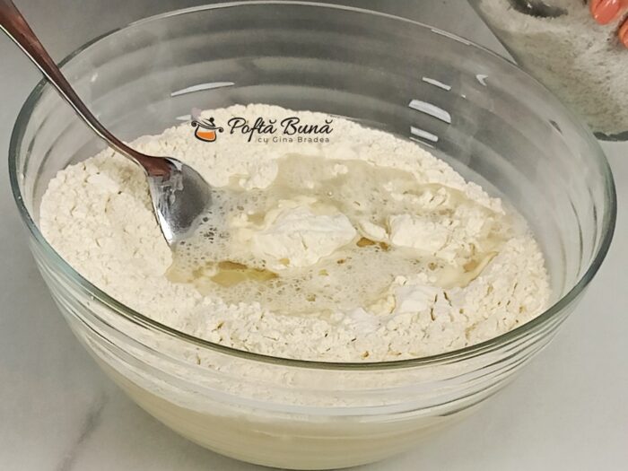 Paine fara framantare coapta in oala reteta gina bradea 3 700x525 - Paine fara framantare coapta in oala