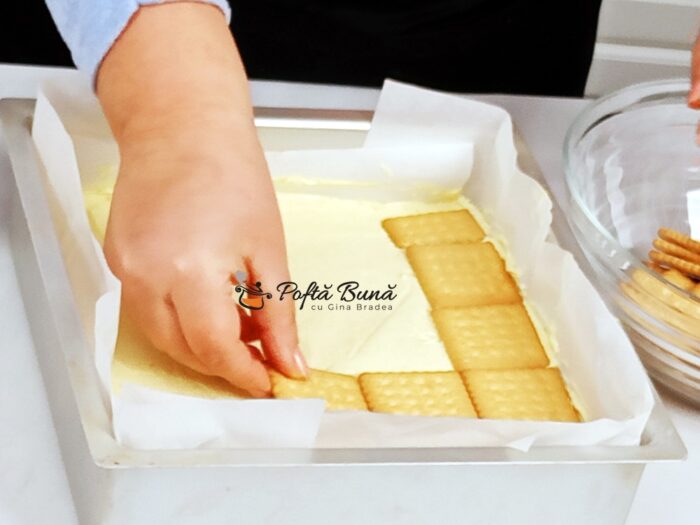 Prajitura Tosca cu mac, crema de vanilie, biscuiti si ciocolata Prajitura Tosca cu mac, crema de vanilie, biscuiti si ciocolata