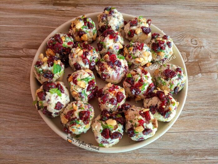 bilute aperitiv crema branza merisoare nuci reteta gina bradea 1 697x525 - Bilute din morcovi, naut si mozzarella