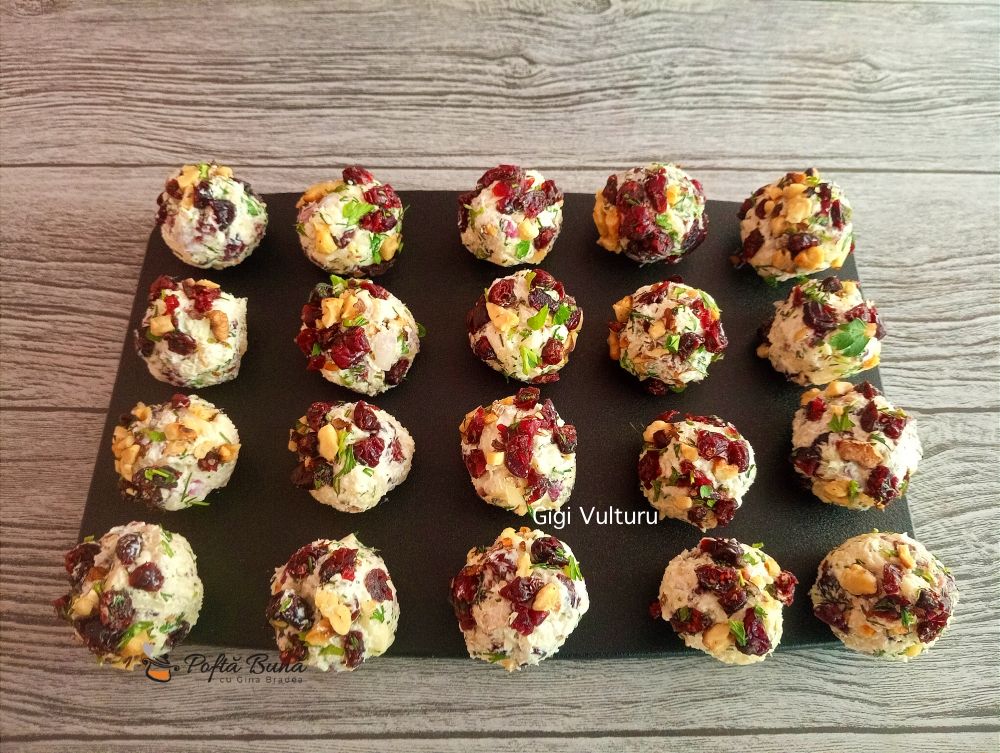 Bilute aperitiv din crema de branza, merisoare si nuci bilute aperitiv crema branza merisoare nuci reteta gina bradea 2 - Bilute aperitiv din crema de branza, merisoare si nuci