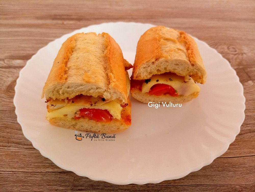 Sandvisuri cu piept de pui si cascaval Sandvisuri cu piept de pui si cascaval