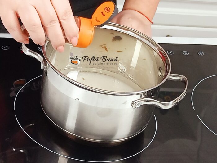 Mucenici moldovenesti de post insiropati cu nuca reteta gina bradea 8 700x525 - Mucenici moldovenesti de post insiropati